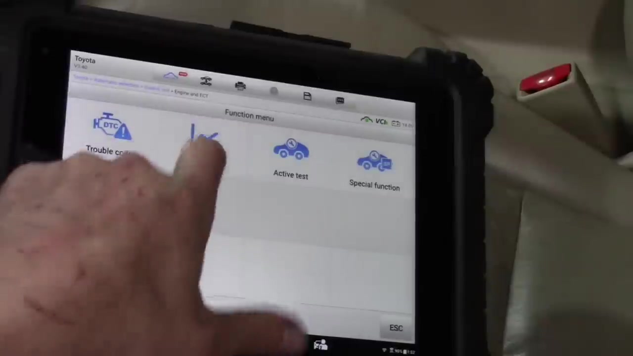 Autel MS909 scan tool establishing communication with the 2001 Toyota Land Cruiser.