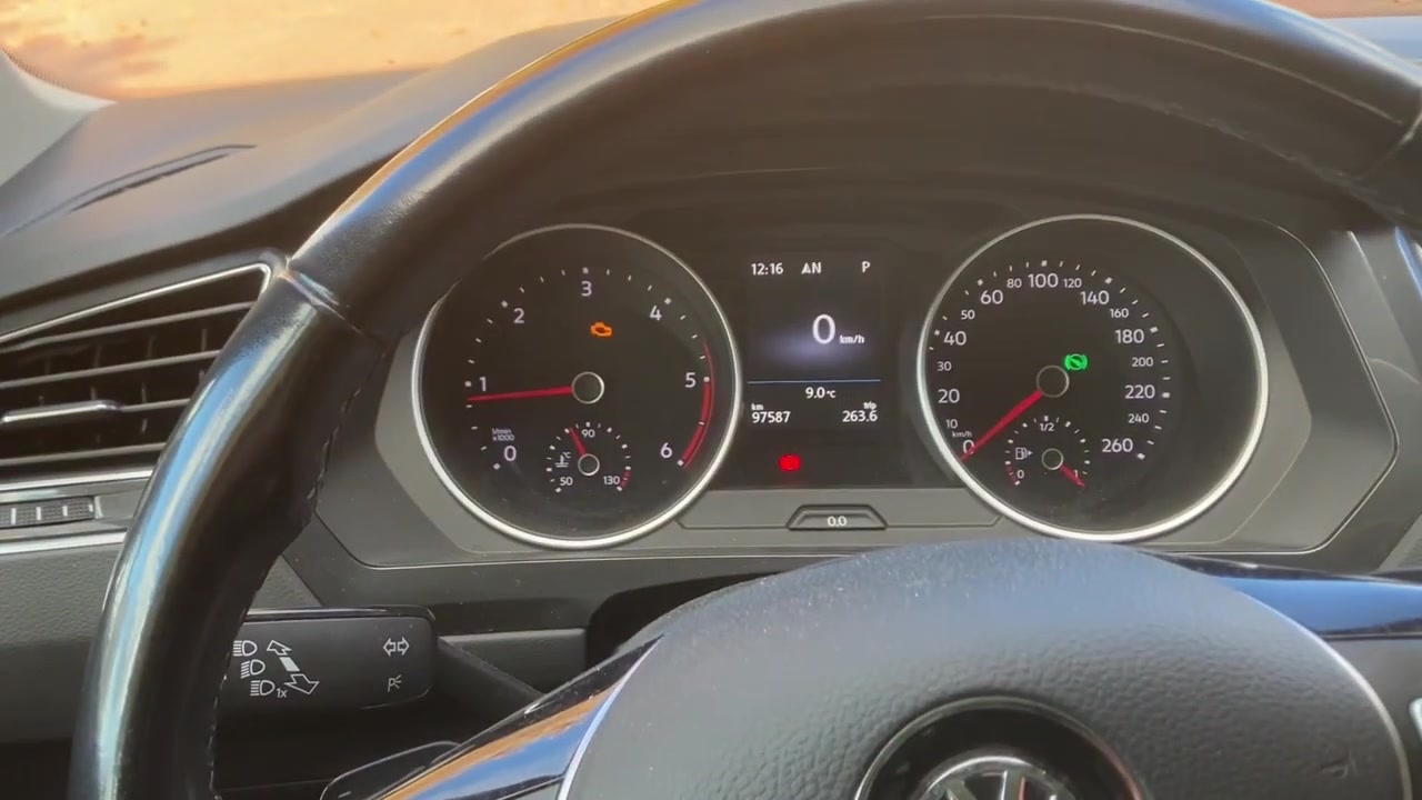 VCDS main menu showing control unit selection, '01-Motorelektronik' (Engine Electronics) highlighted.