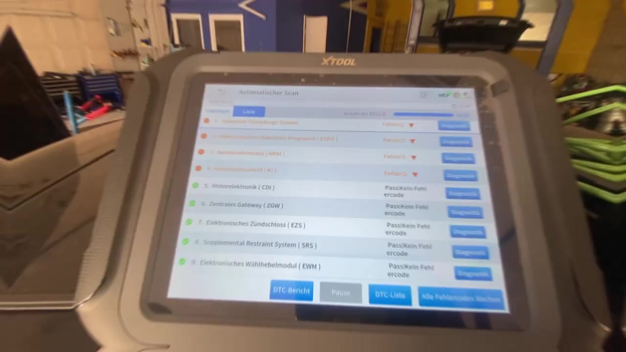 XTOOL displaying a list of modules with faults (red icons) and no faults (green icons).