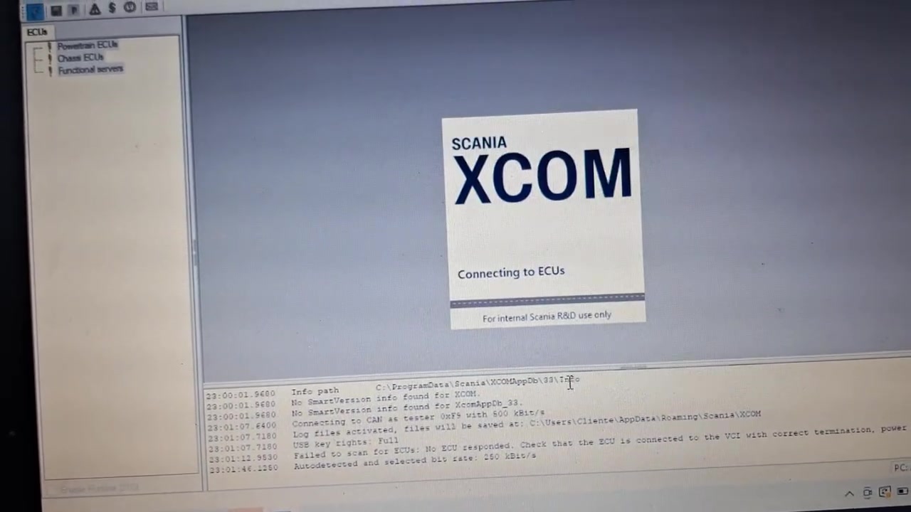 SCANIA XCOM splash screen with 'Connecting to ECUs' message.