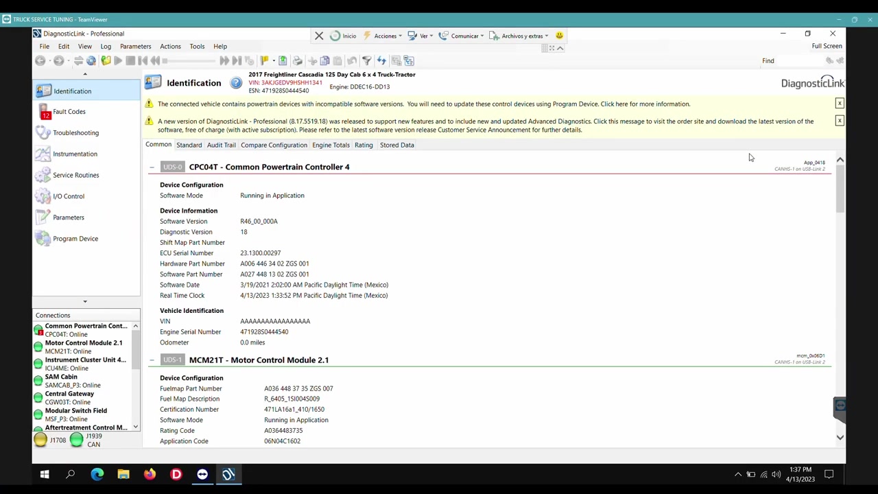 DiagnosticLink Professional interface displaying vehicle identification and a warning about incompatible software versions.