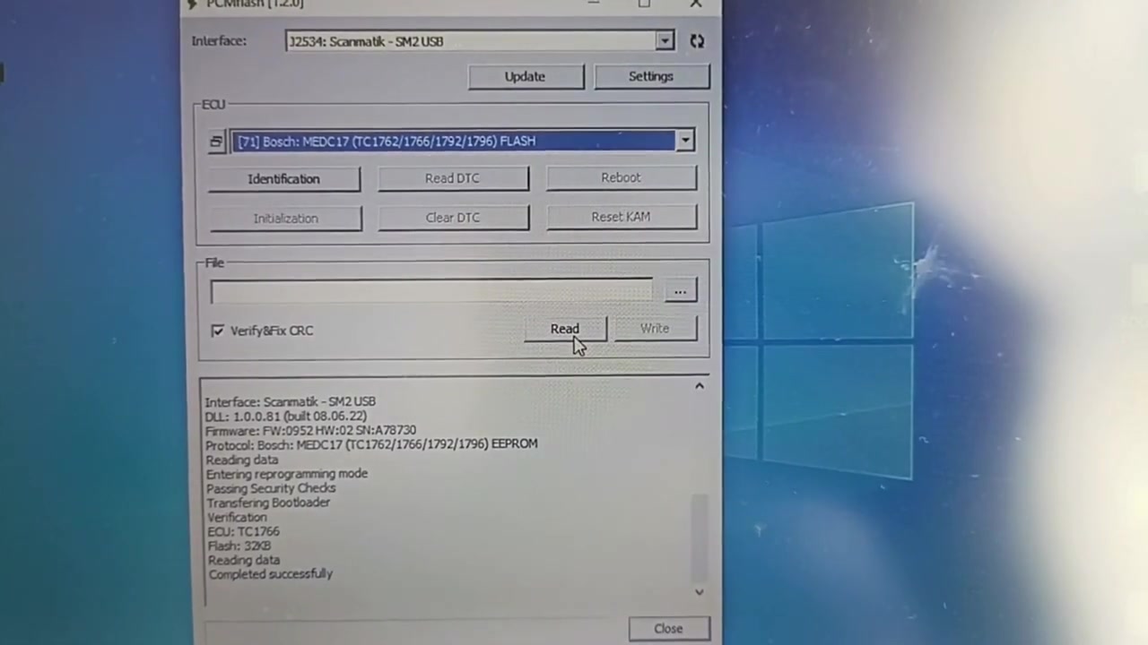 PCMFlash performing an Internal Flash read operation, showing progress bar and voltage.