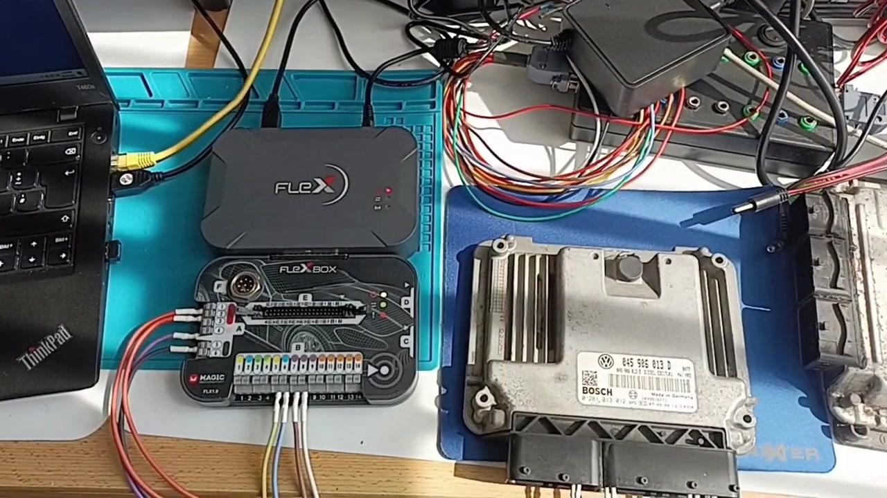 Overview of the workbench with a laptop, Flex tool (FlexBox), and the Volkswagen ECU connected.