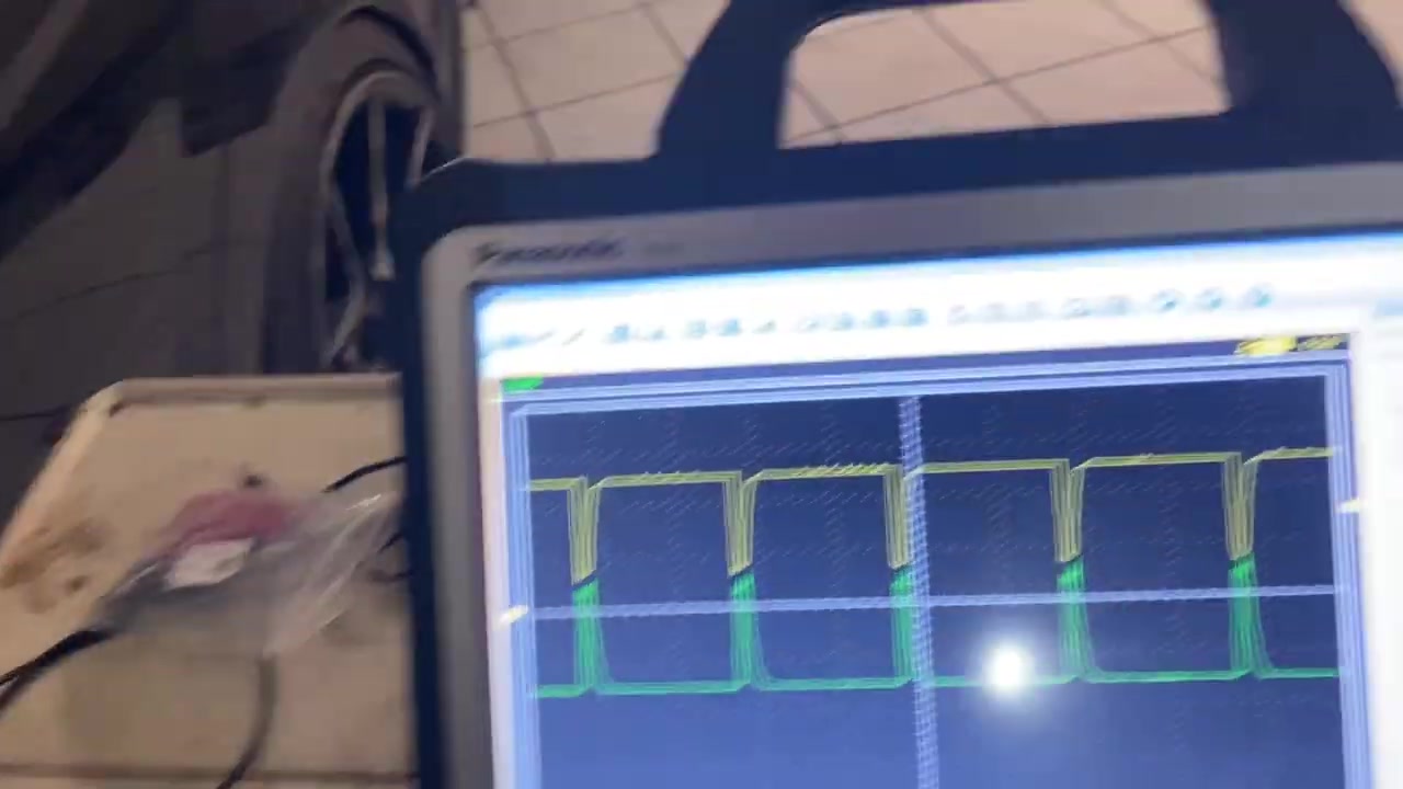 Oscilloscope showing a clean, perfect square wave CAN bus signal after the faulty component was disconnected.