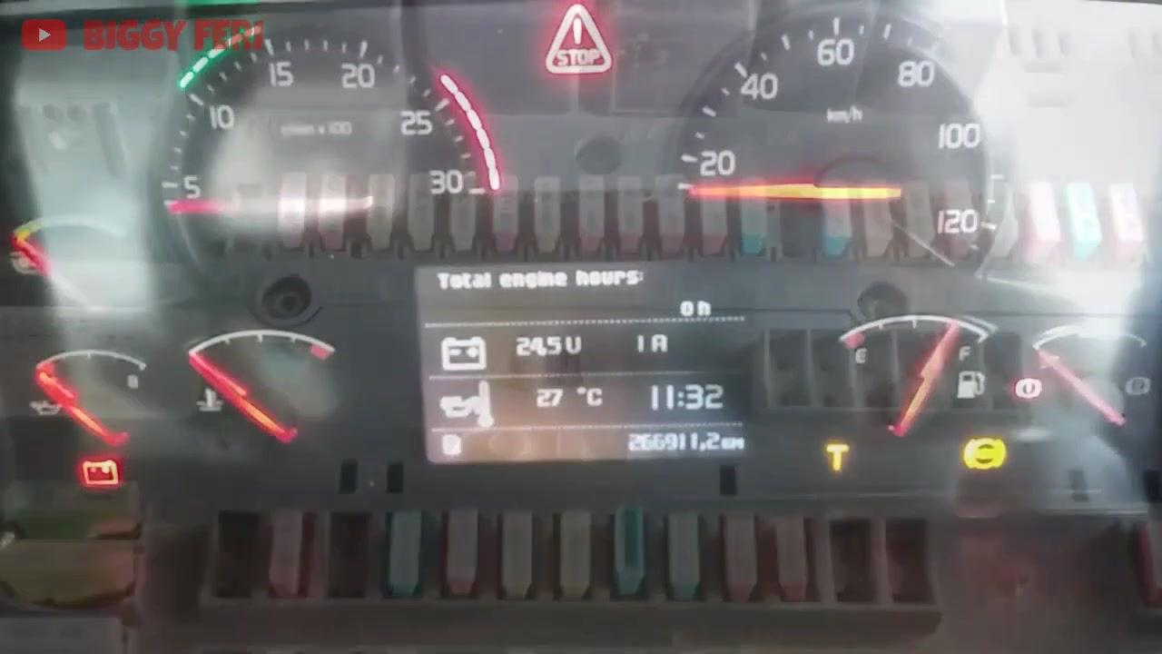 Vehicle dashboard showing 'Total engine hours: 0 h' and '266911.2 km' on the odometer, with warning lights active.